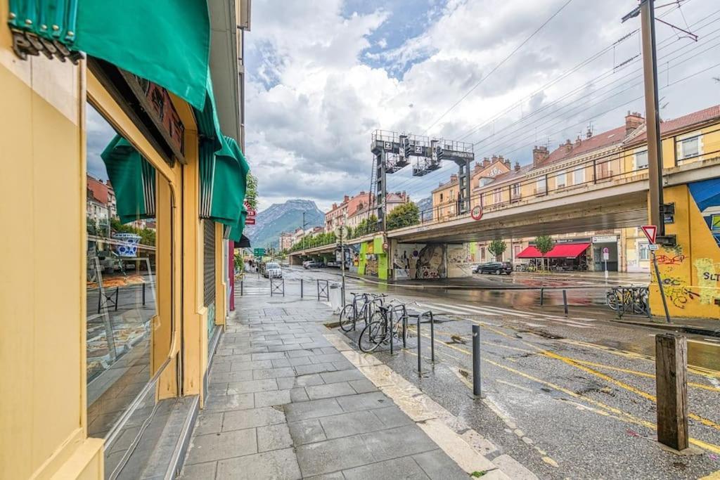 Entre Gare Et Centre-ville: Lit Double, Wifi Apartment *